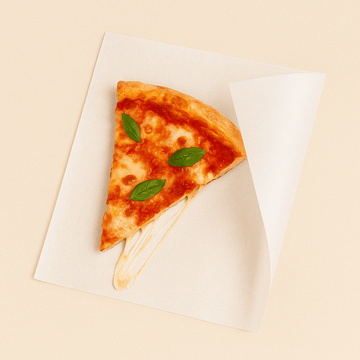 Carta bianca per alimenti che avvolge una fetta di piza